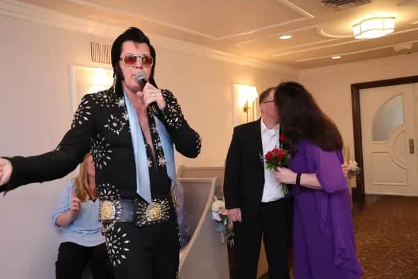 Ist eine Hochzeit mit Elvis in Las Vegas in Europa anerkannt?